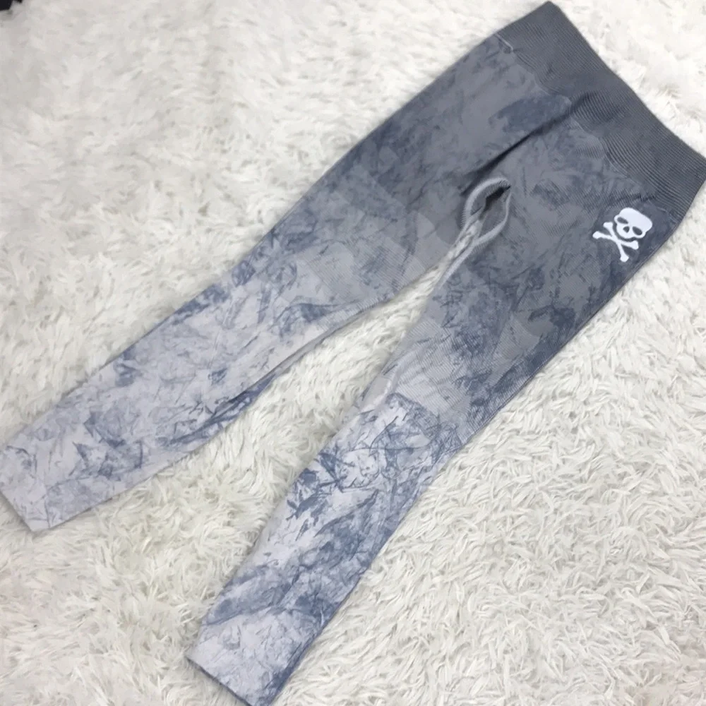 Lululemon Ebb to Train Tight *Wash White / Black / Luna